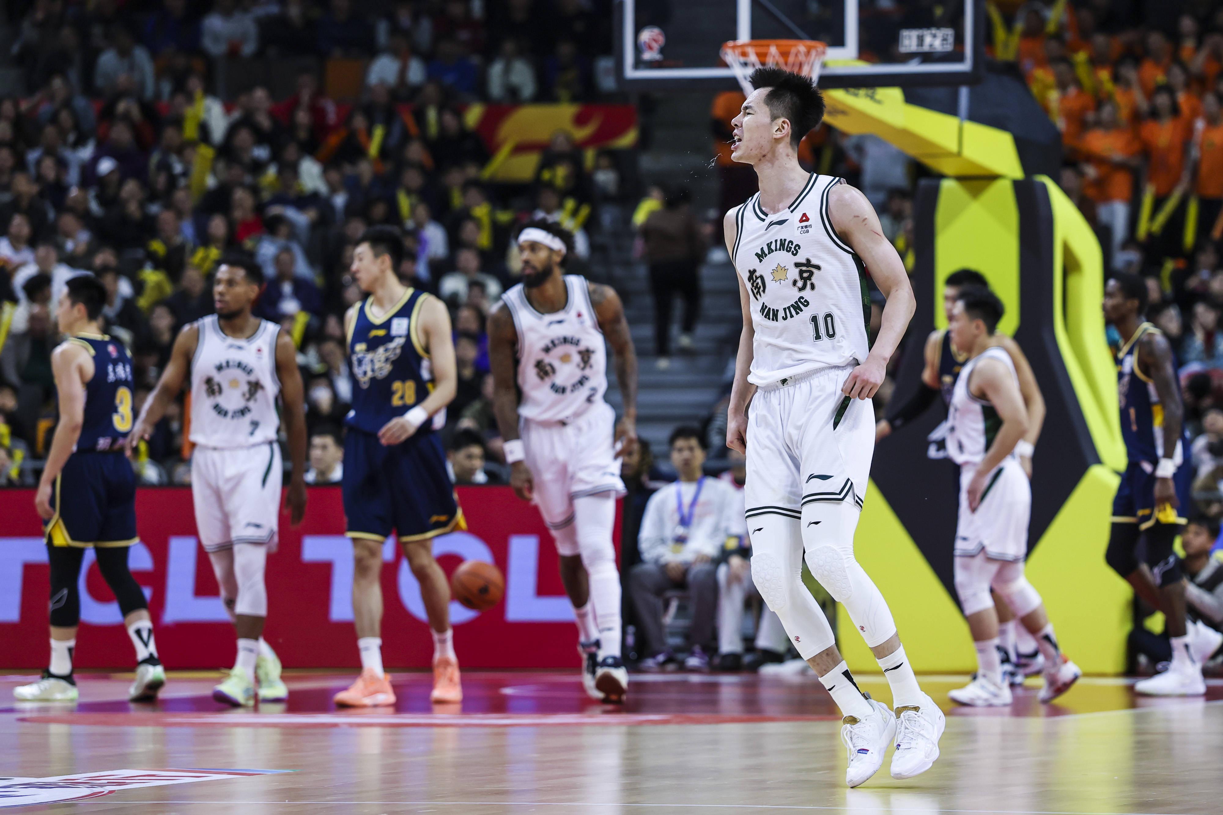 开云登录入口地址-垃圾时间失序酿闹剧，联盟重罚树底线，处罚尺度争议背后藏联赛